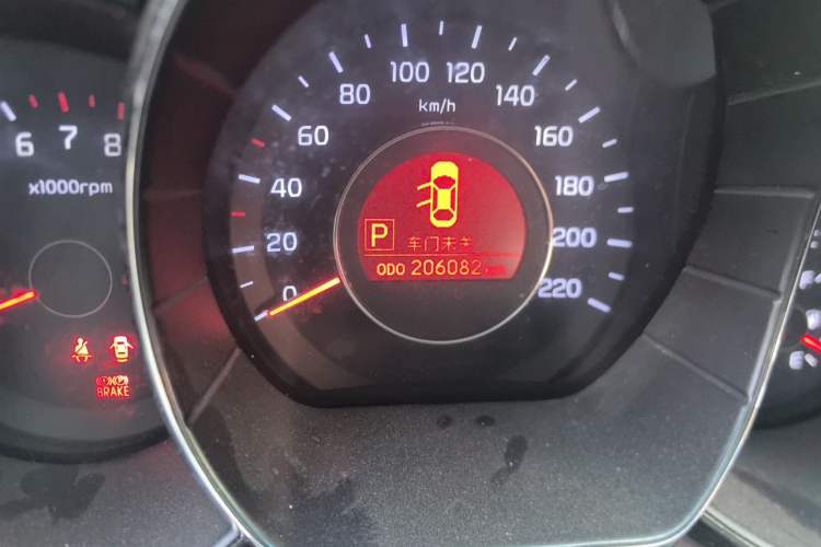 Used Kia K2 2011 Sedan 1.6L Automatic Transmission Premium Odometer Close Up