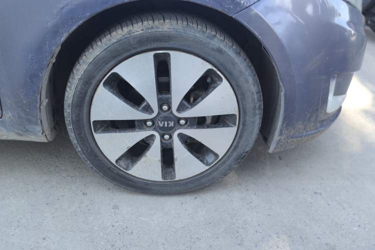 Used Kia K2 2011 Sedan 1.6L Automatic Transmission Premium Right Front Wheel Hub