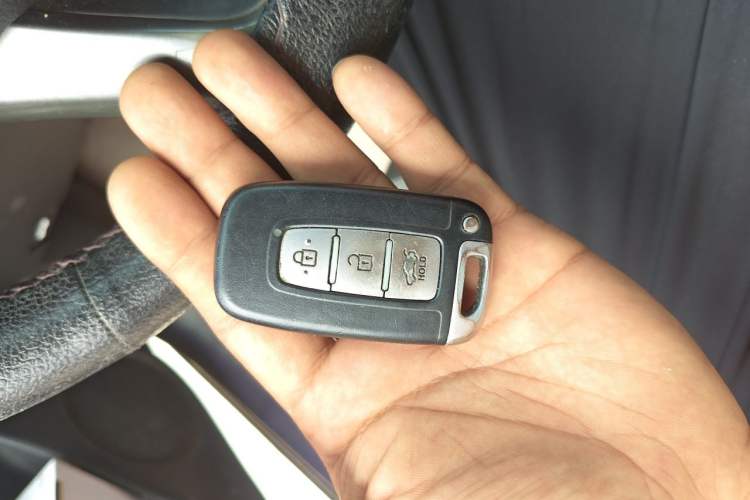 Used Kia K2 2011 Sedan 1.6L Automatic Transmission Premium Vehicle Key