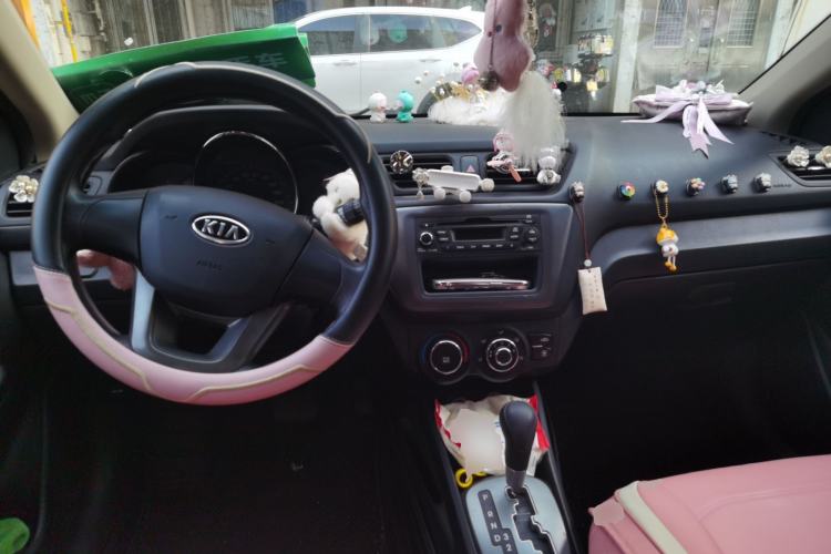 Used Kia K2 2011 Sedan 1.4L Automatic GLS Center Console