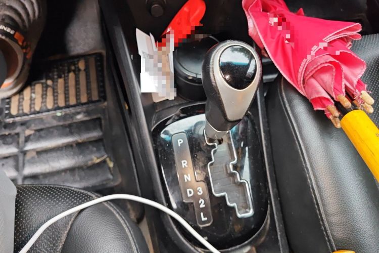 Used Kia K2 2011 Sedan 1.6L Automatic Transmission Premium Gear Lever