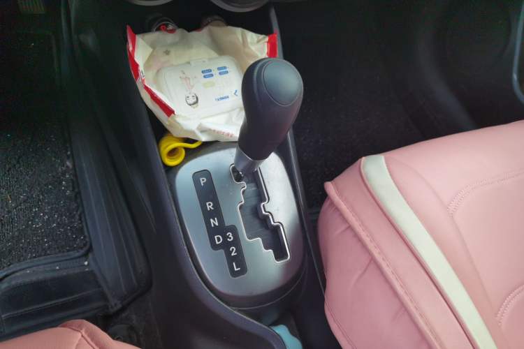 Used Kia K2 2011 Sedan 1.4L Automatic GLS Gear Lever