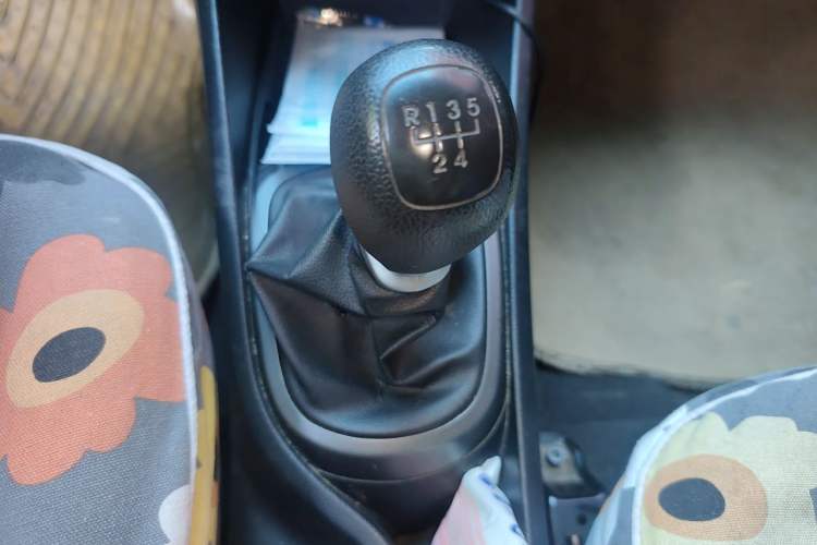 Used Kia K2 2011 Sedan 1.4L Manual Transmission GLS Gear Lever