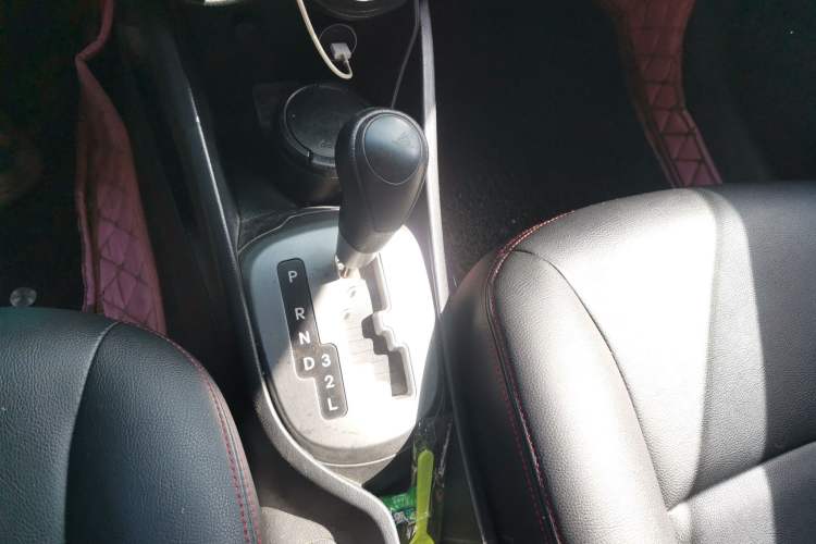 Used Kia K2 2011 Sedan 1.4L Automatic Top-Trim Gear Lever