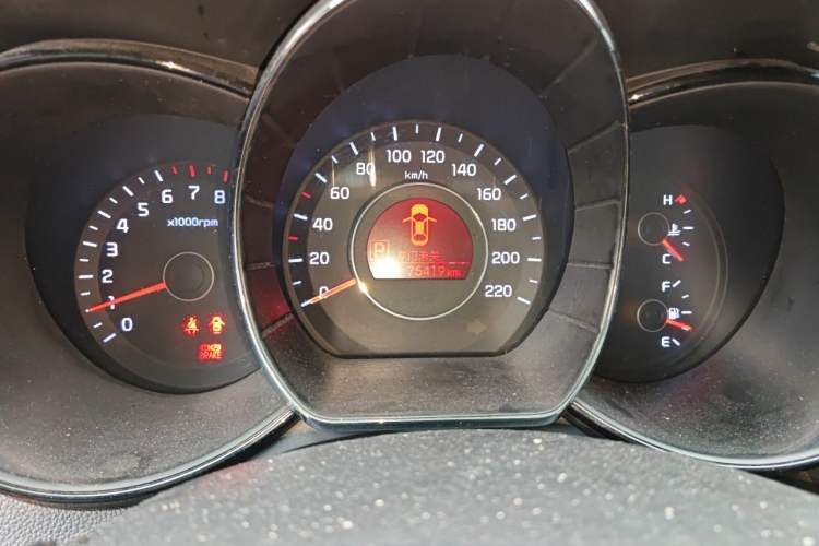 Used Kia K2 2011 Sedan 1.6L Automatic Transmission Premium Odometer Close Up
