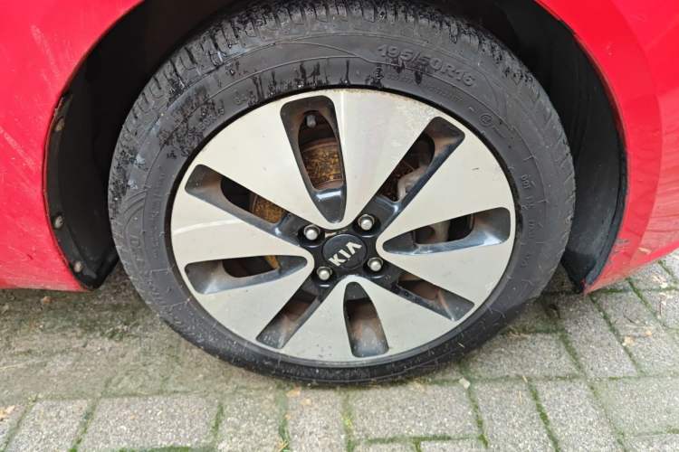 Used Kia K2 2011 Sedan 1.6L Automatic Transmission Premium Right Front Wheel Hub