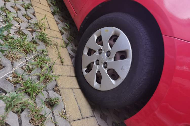 Used Kia K2 2011 Sedan 1.4L Automatic GLS Right Front Wheel Hub