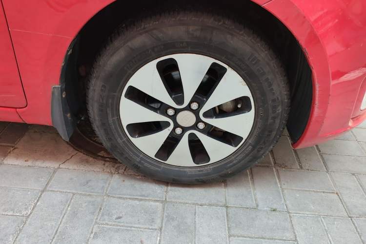 Used Kia K2 2011 Sedan 1.4L Manual Transmission GLS Right Front Wheel Hub