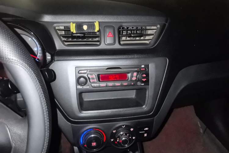 Used Kia K2 2011 Sedan 1.4L Automatic GLS Audio And AC Panel