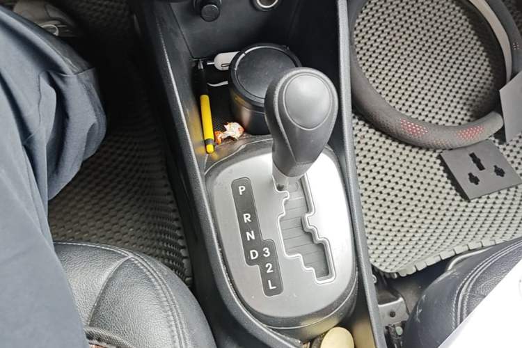 Used Kia K2 2011 Sedan 1.4L Automatic GLS Gear Lever