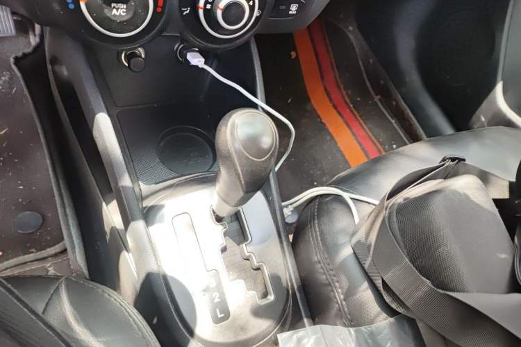 Used Kia K2 2011 Sedan 1.4L Automatic GLS Gear Lever