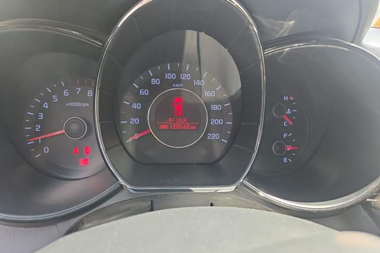 Used Kia K2 2011 Sedan 1.4L MT TOP Odometer Close Up