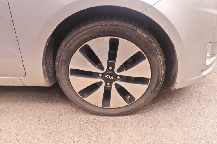 Used Kia K2 2011 Sedan 1.6L Automatic Transmission Premium Right Front Wheel Hub