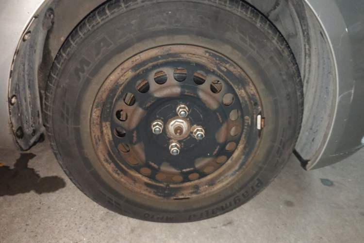 Used Kia K2 2011 Sedan 1.4L Automatic GLS Right Front Wheel Hub