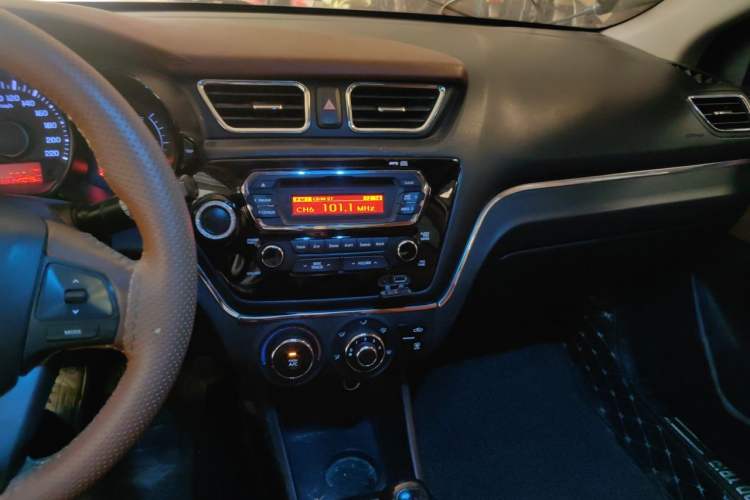 Used Kia K2 2011 Sedan 1.4L Manual Transmission GLS Audio And AC Panel