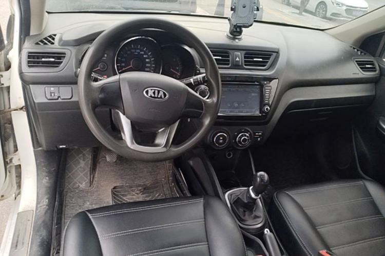 Used Kia K2 2011 Sedan 1.4L Manual Transmission GLS Center Console