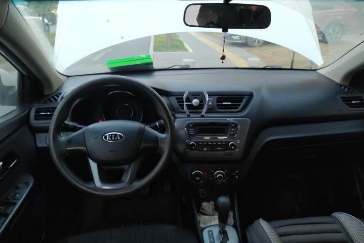 Used Kia K2 2011 Sedan 1.4L Automatic Top-Trim Center Console