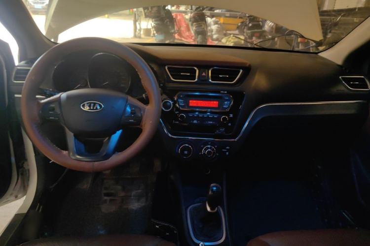 Used Kia K2 2011 Sedan 1.4L Manual Transmission GLS Center Console