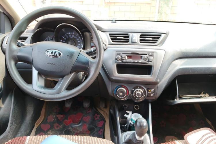 Used Kia K2 2011 Sedan 1.4L Manual Transmission GLS Center Console