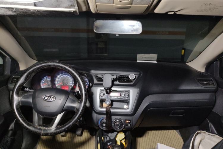 Used Kia K2 2011 Sedan 1.4L Manual Transmission GLS Center Console