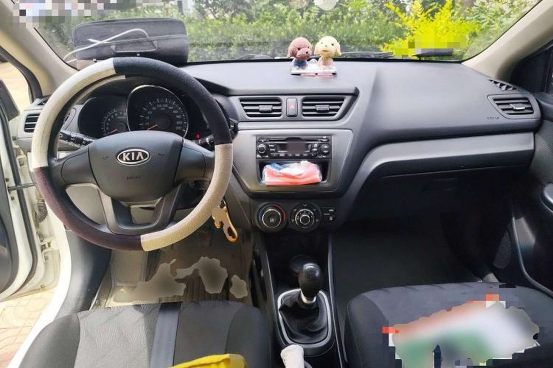 Used Kia K2 2011 Sedan 1.4L Manual Transmission GLS Center Console