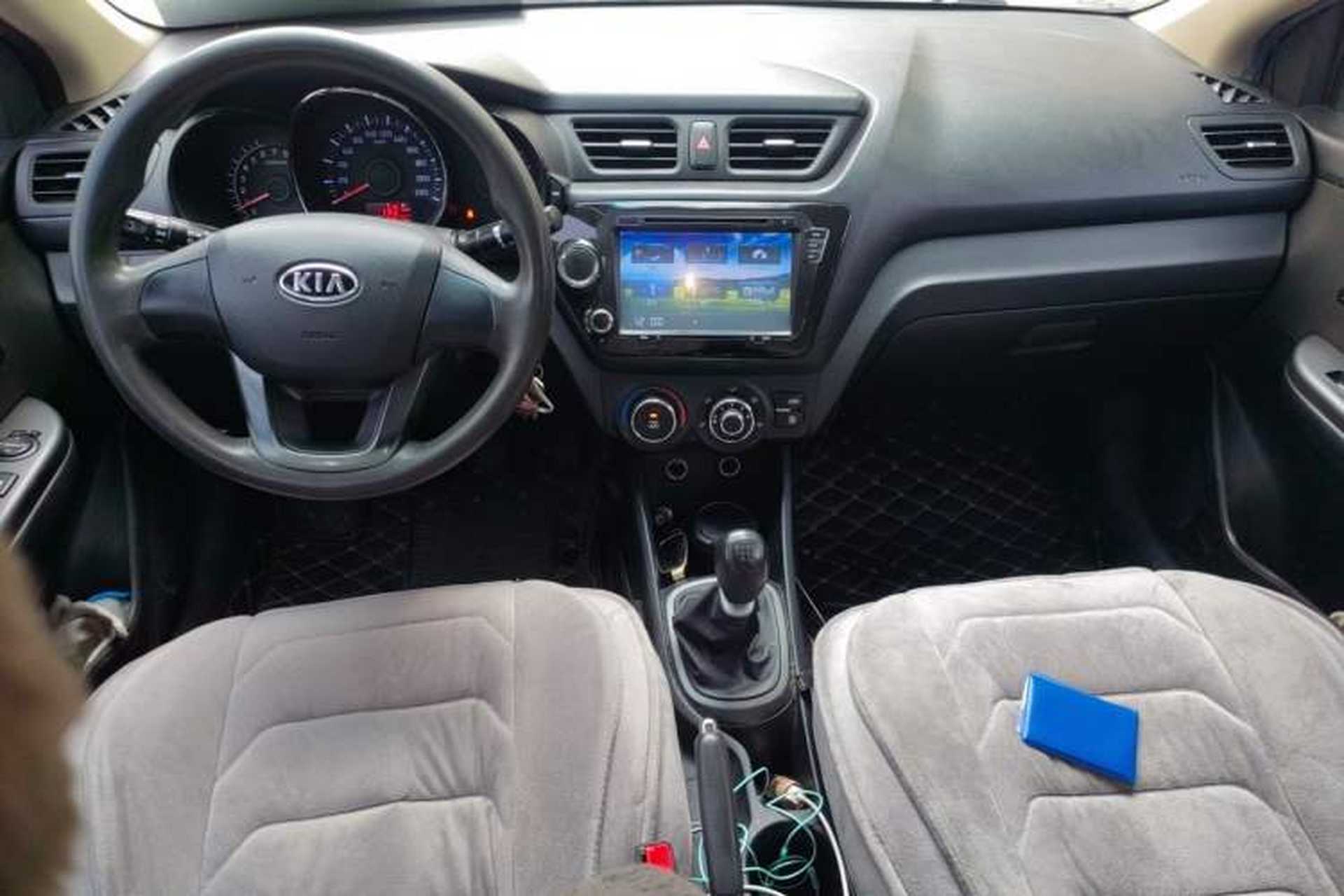 Used Kia K2 2011 Sedan 1.4L Manual Transmission GLS Center Console