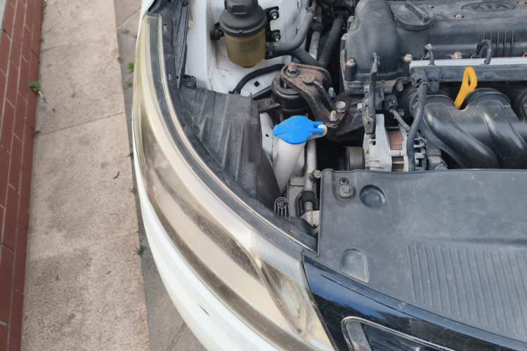 Used Kia K2 2011 Sedan 1.4L Manual Transmission GLS Engine Bay Right