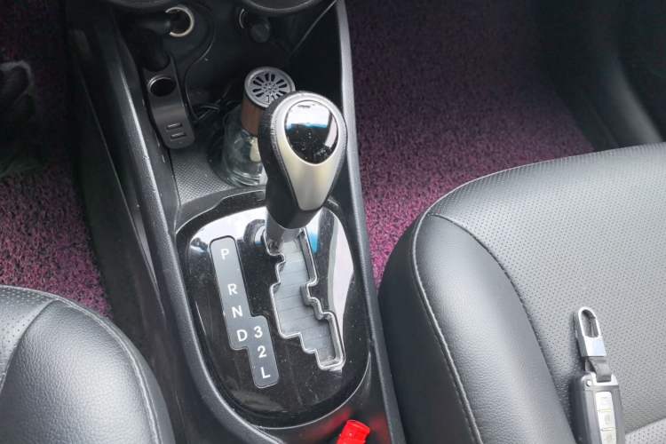 Used Kia K2 2011 Sedan 1.6L Automatic Transmission Premium Gear Lever
