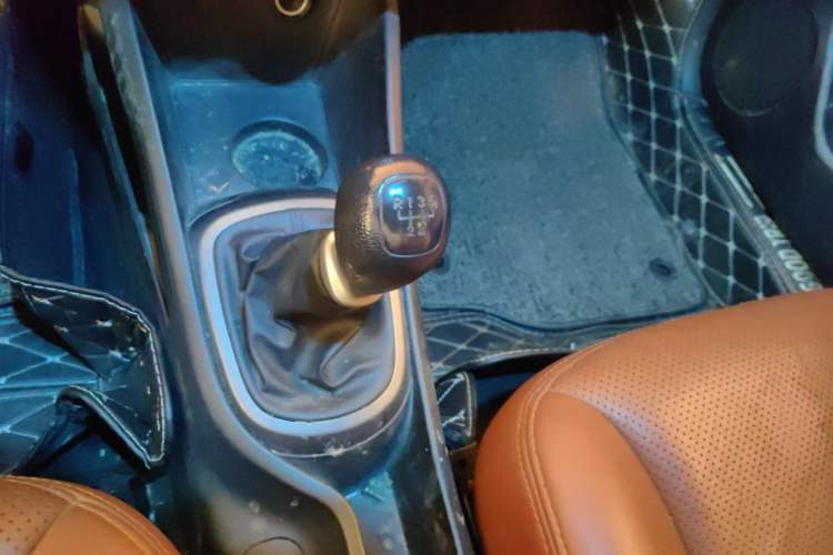 Used Kia K2 2011 Sedan 1.4L Manual Transmission GLS Gear Lever
