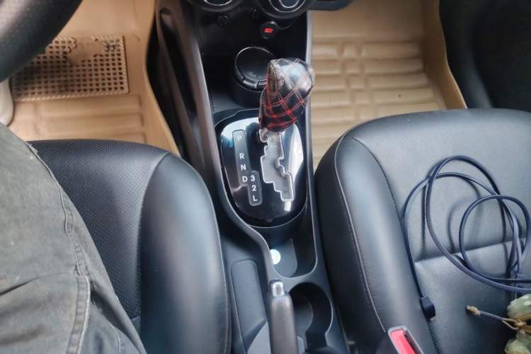 Used Kia K2 2011 Sedan 1.6L Automatic Transmission Premium Gear Lever