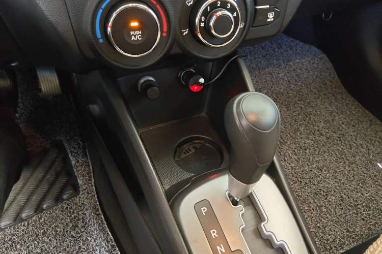 Used Kia K2 2011 Sedan 1.4L Automatic GLS Gear Lever