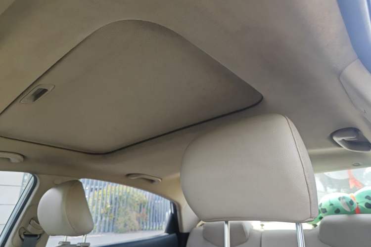 Used Kia K2 2011 Sedan 1.6L Automatic Transmission Premium Headliner