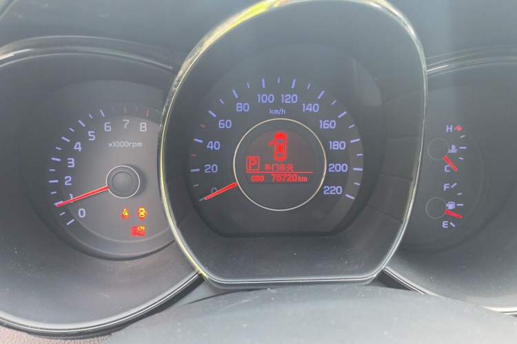 Used Kia K2 2011 Sedan 1.6L Automatic Transmission Premium Odometer Close Up