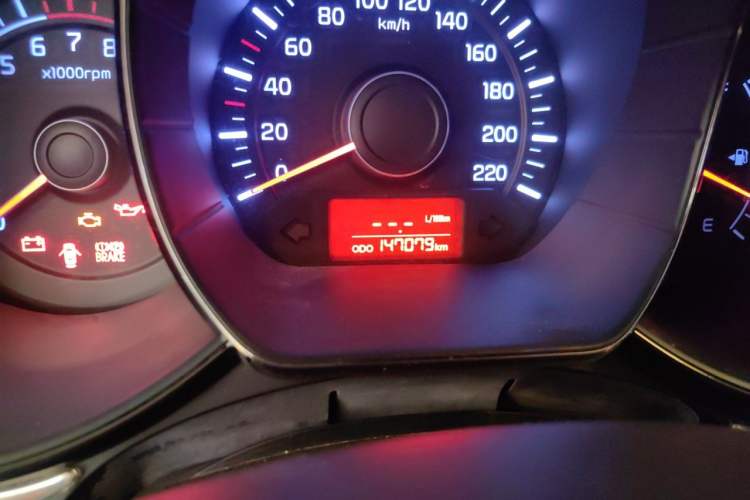 Used Kia K2 2011 Sedan 1.4L Manual Transmission GLS Odometer Close Up