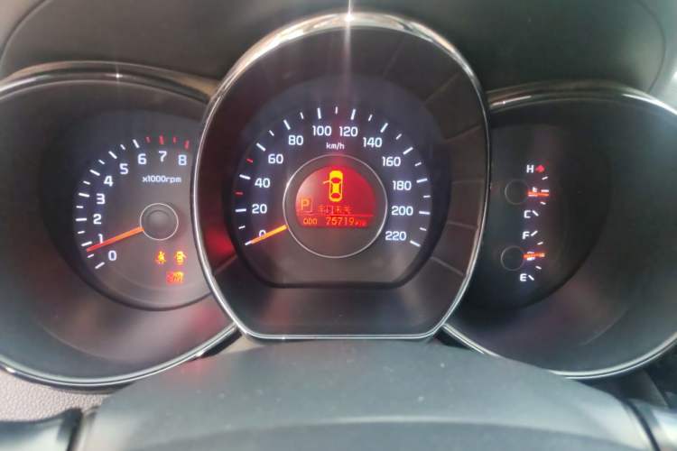 Used Kia K2 2011 Sedan 1.6L Automatic Transmission Premium Odometer Close Up