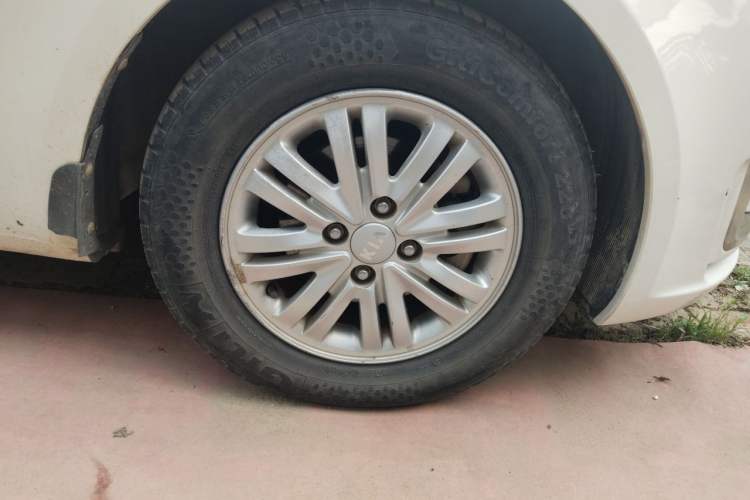 Used Kia K2 2011 Sedan 1.4L Manual Transmission GLS Right Front Wheel Hub