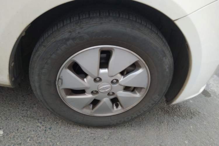 Used Kia K2 2011 Sedan 1.4L Automatic Top-Trim Right Front Wheel Hub