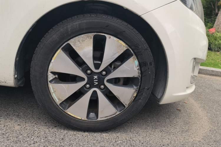 Used Kia K2 2011 Sedan 1.6L Automatic Transmission Premium Right Front Wheel Hub
