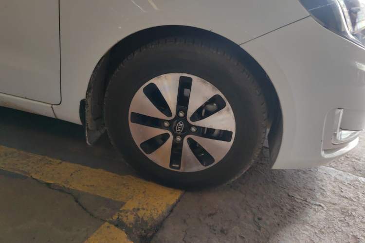 Used Kia K2 2011 Sedan 1.4L Manual Transmission GLS Right Front Wheel Hub
