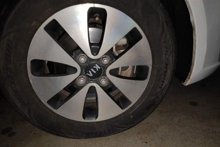 Used Kia K2 2011 Sedan 1.4L Manual Transmission GLS Right Front Wheel Hub