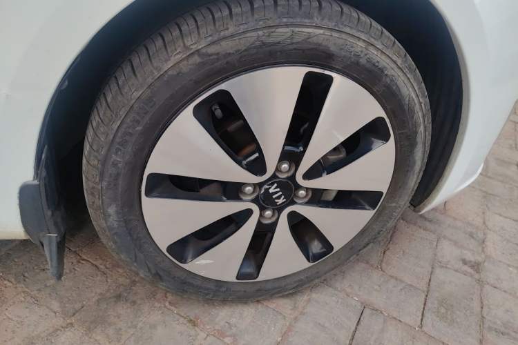 Used Kia K2 2011 Sedan 1.6L Automatic Transmission Premium Right Front Wheel Hub
