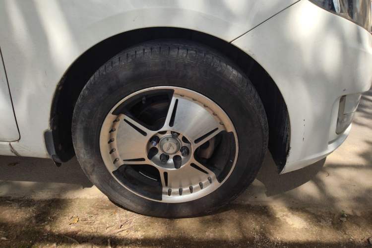 Used Kia K2 2011 Sedan 1.4L Manual Transmission GLS Right Front Wheel Hub