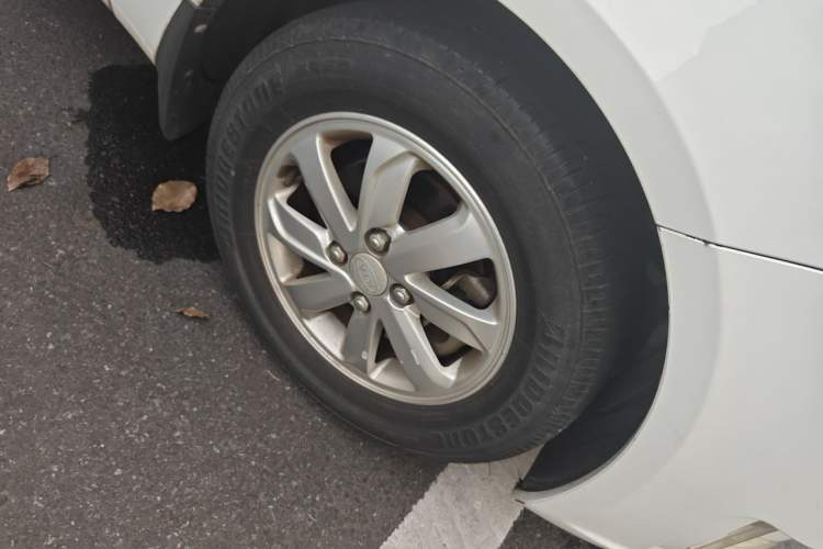 Used Kia K2 2011 Sedan 1.4L Automatic GLS Right Front Wheel Hub