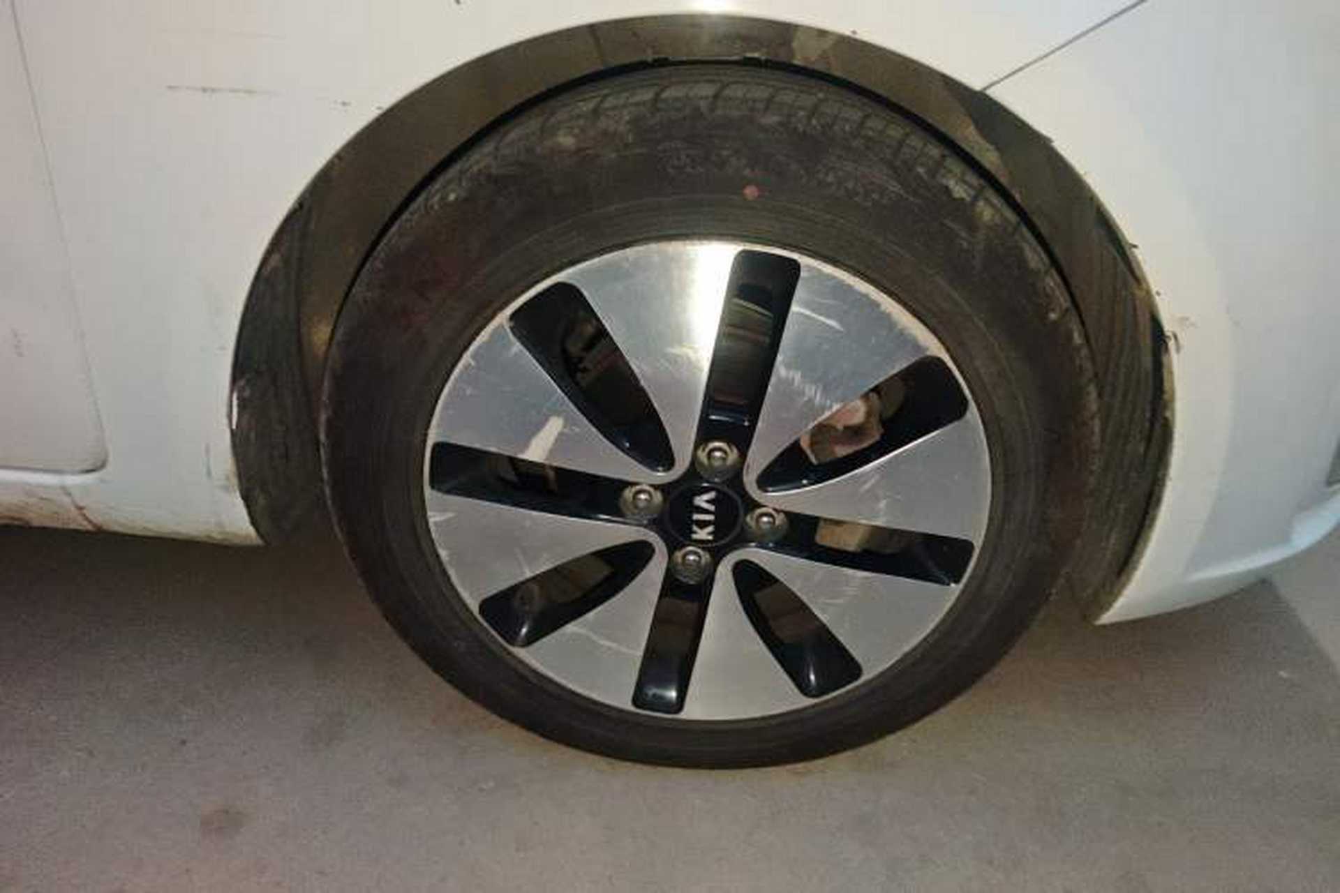 Used Kia K2 2011 Sedan 1.6L Automatic Transmission Premium Right Front Wheel Hub