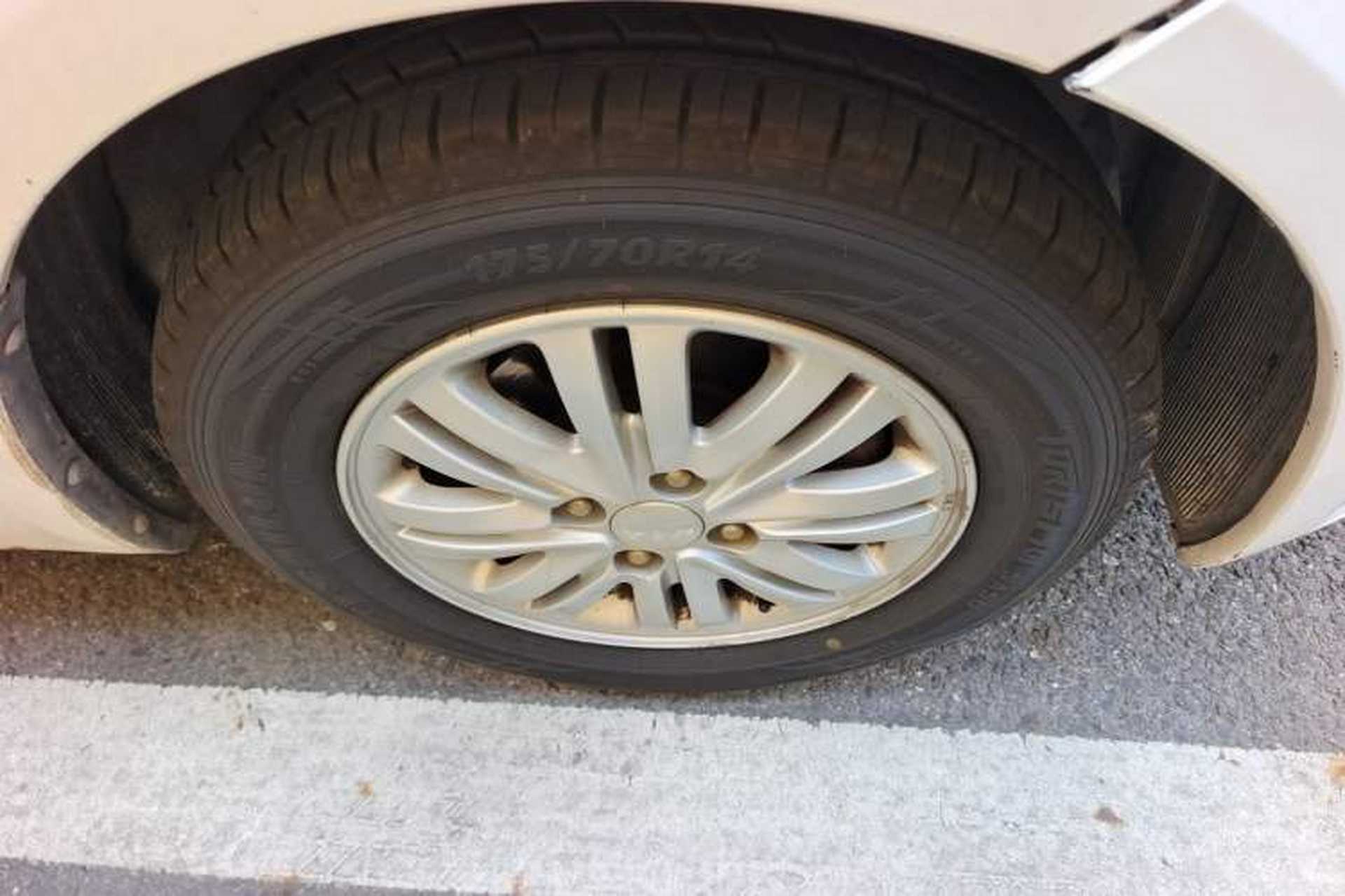 Used Kia K2 2011 Sedan 1.4L Manual Transmission GLS Right Front Wheel Hub