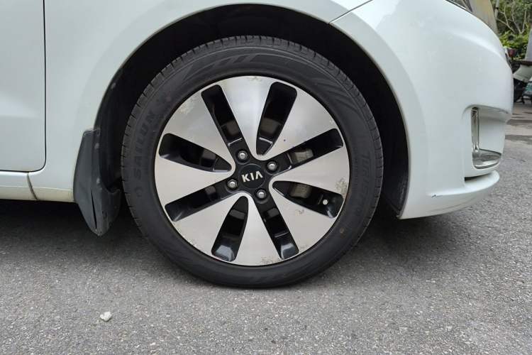 Used Kia K2 2011 Sedan 1.6L Automatic Transmission Premium Right Front Wheel Hub