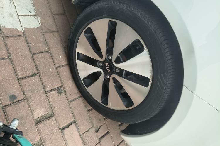 Used Kia K2 2011 Sedan 1.6L Automatic Transmission Premium Right Front Wheel Hub