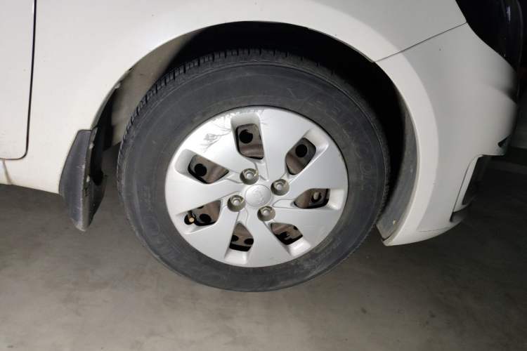 Used Kia K2 2011 Sedan 1.4L Manual Transmission GLS Right Front Wheel Hub