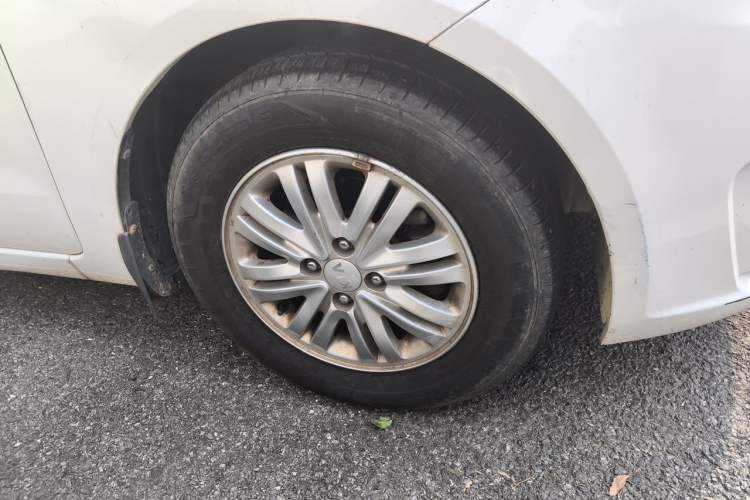 Used Kia K2 2011 Sedan 1.4L Manual Transmission GLS Right Front Wheel Hub