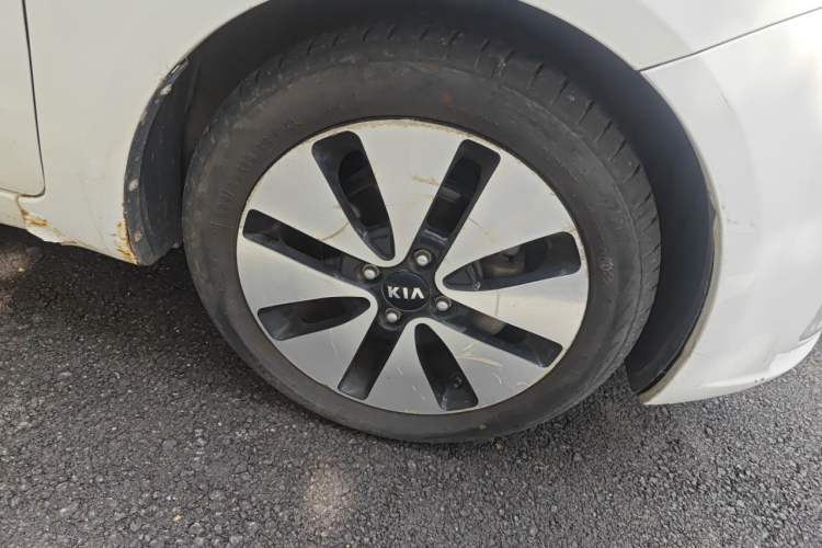 Used Kia K2 2011 Sedan 1.6L Automatic Transmission Premium Right Front Wheel Hub
